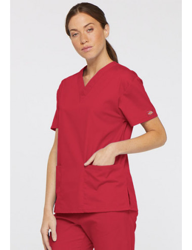 Blouse médicale Col V Femme, Dickies, 2 poches, Collection "EDS signature" (86706), couleur rouge, vue modèle coté droit